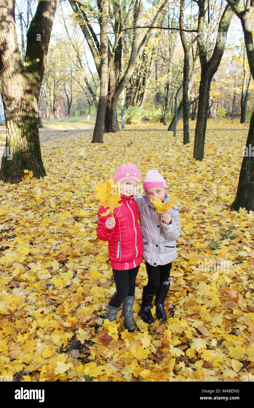 Due bambine a giocare nel parco autunnali Foto Stock