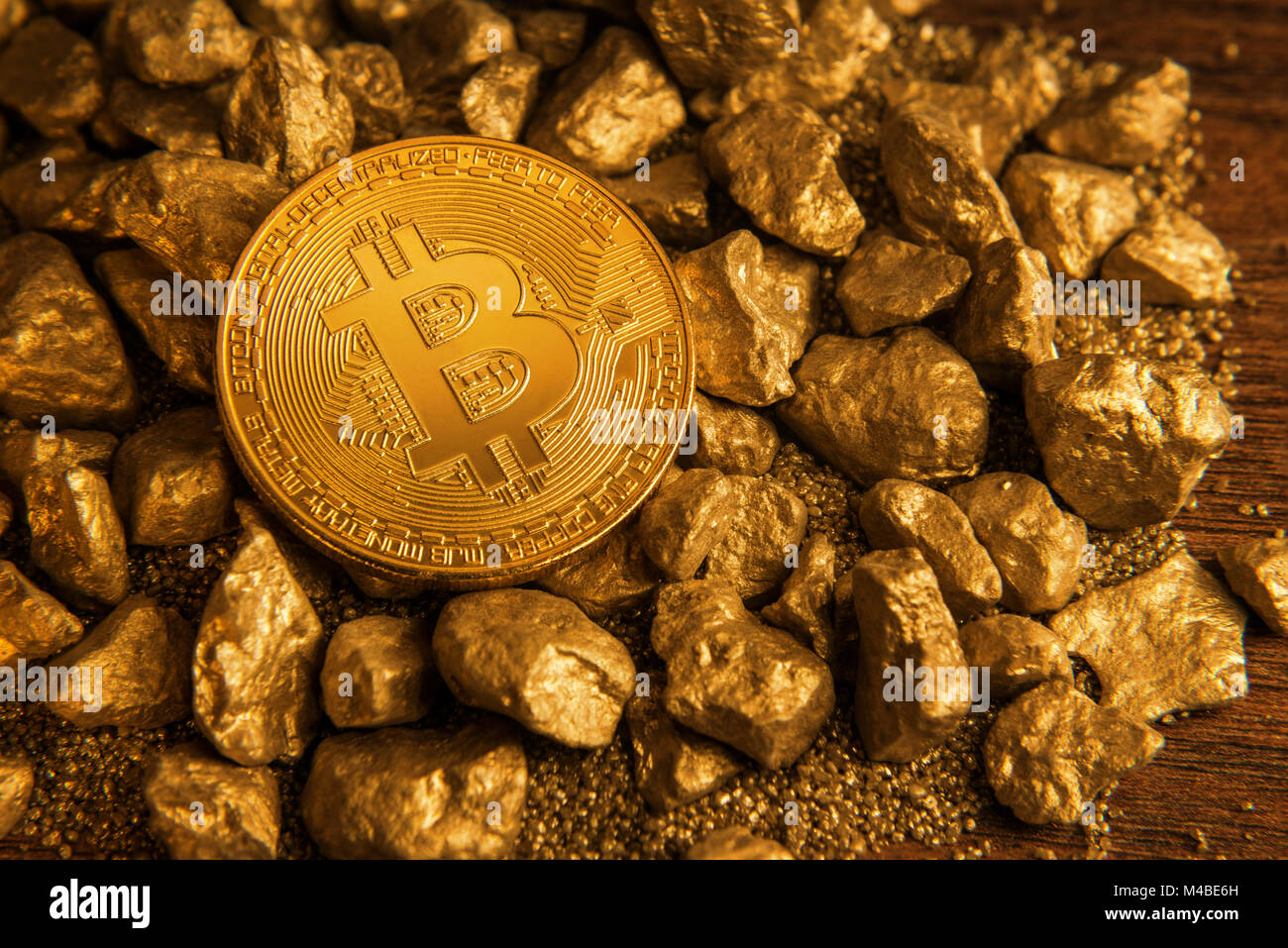 Bitcoin sul tumulo di golden prills Foto Stock