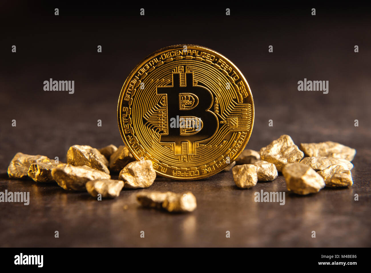 Golden bitcoin e pepite d'oro Foto Stock