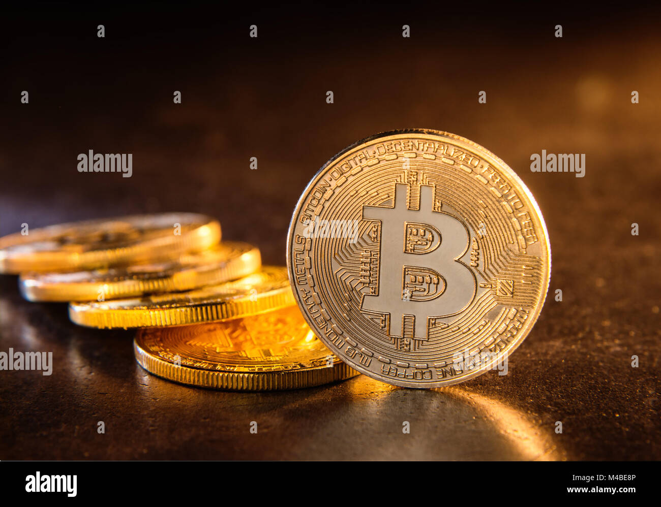 Bitcoins su sfondo scuro, finanziari cryprocurrency concept Foto Stock
