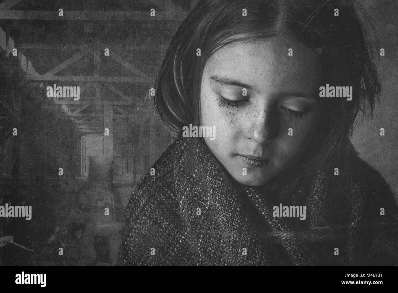 Drammatico ritratto di una giovane ragazza con parti di Auschwitz Birkenau Campo di concentramento in background. Foto composite. I bambini del concetto di Auschwitz Foto Stock