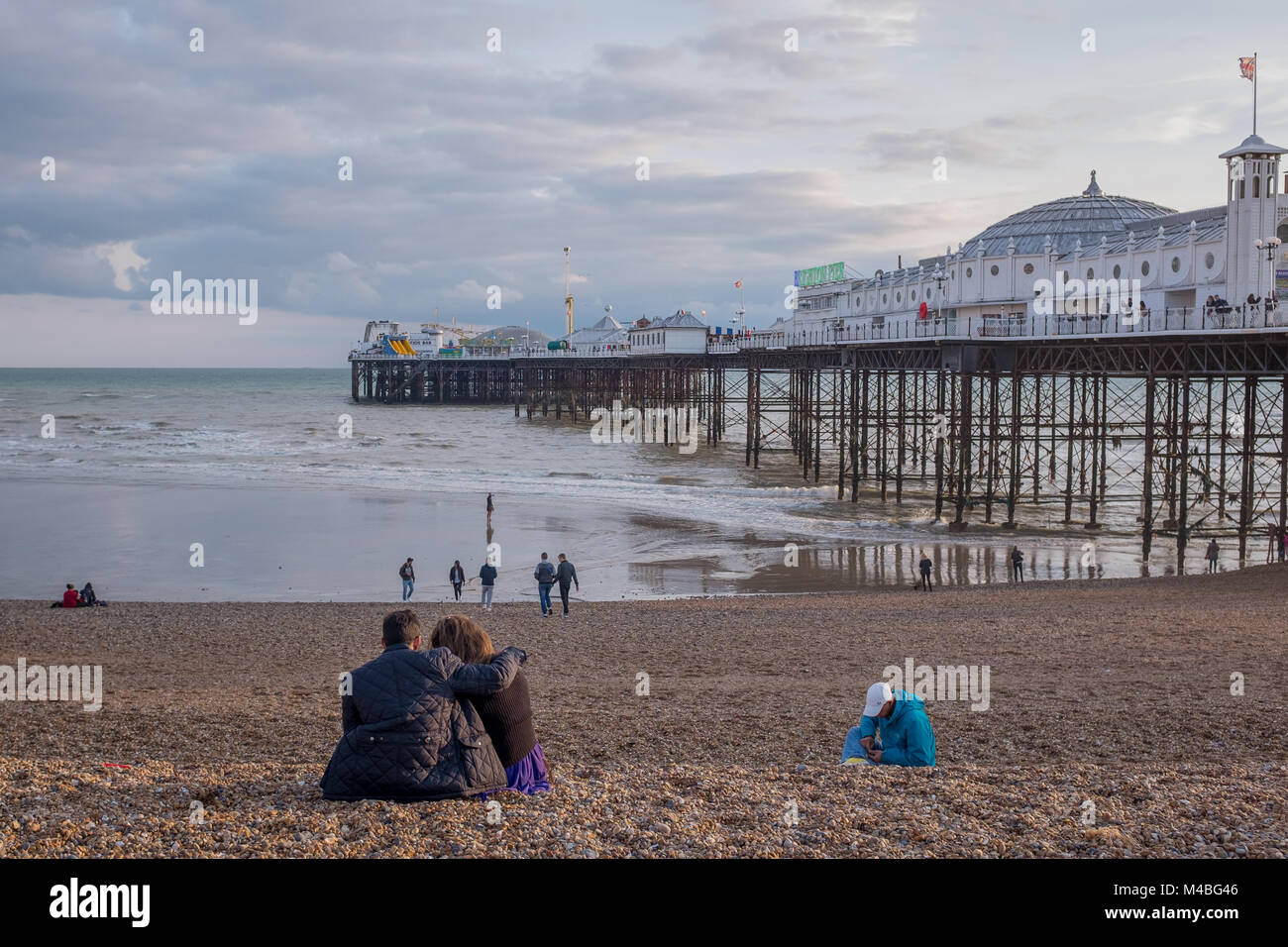 Persone rilassante sulla spiaggia di Brighton Foto Stock