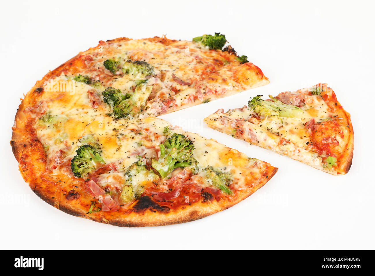 Pizza con broccoli e prosciutto Foto Stock