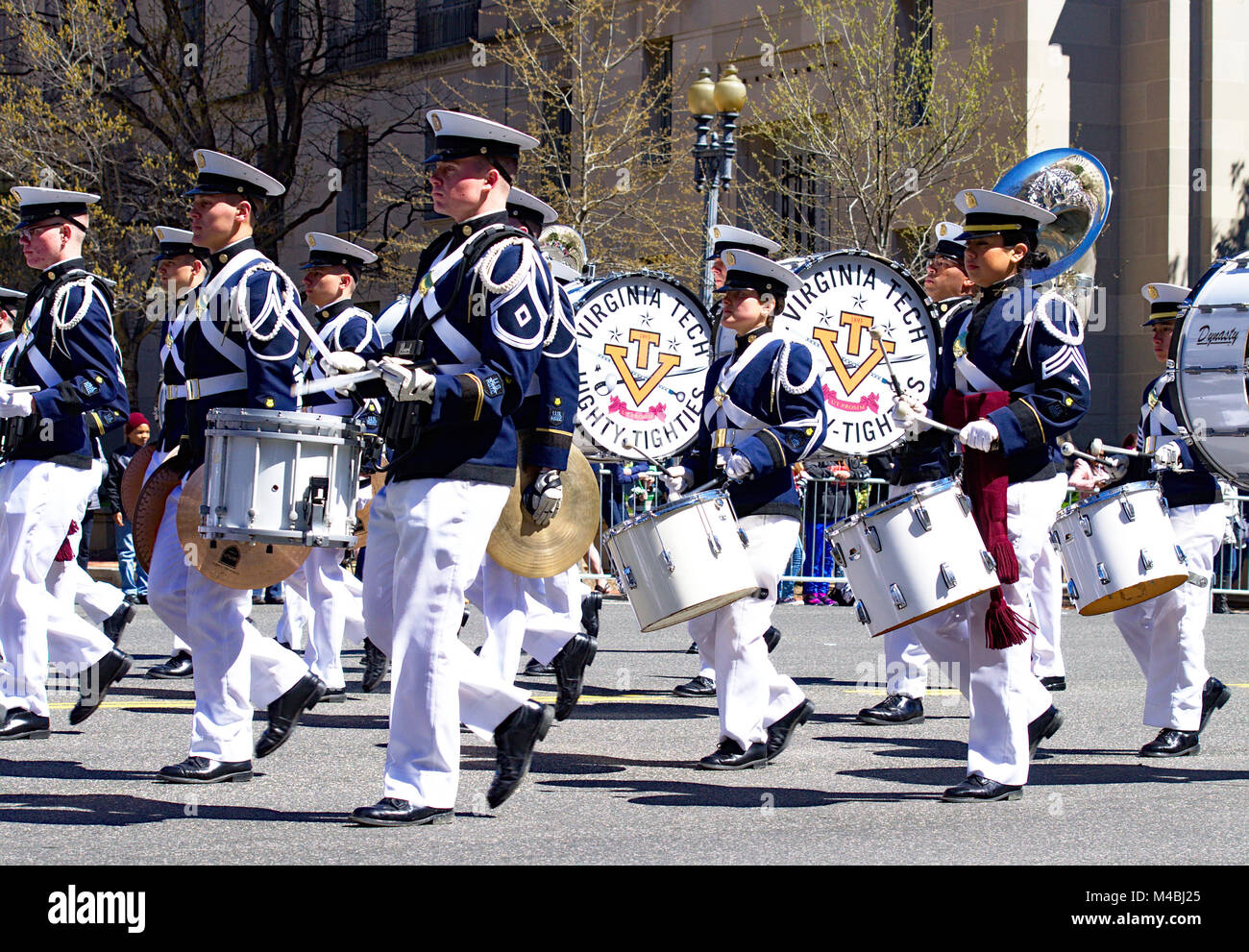 Il Higthy Tighties marching band di Virginia Tech durante la fioritura dei ciliegi Parade di Washington DC Foto Stock