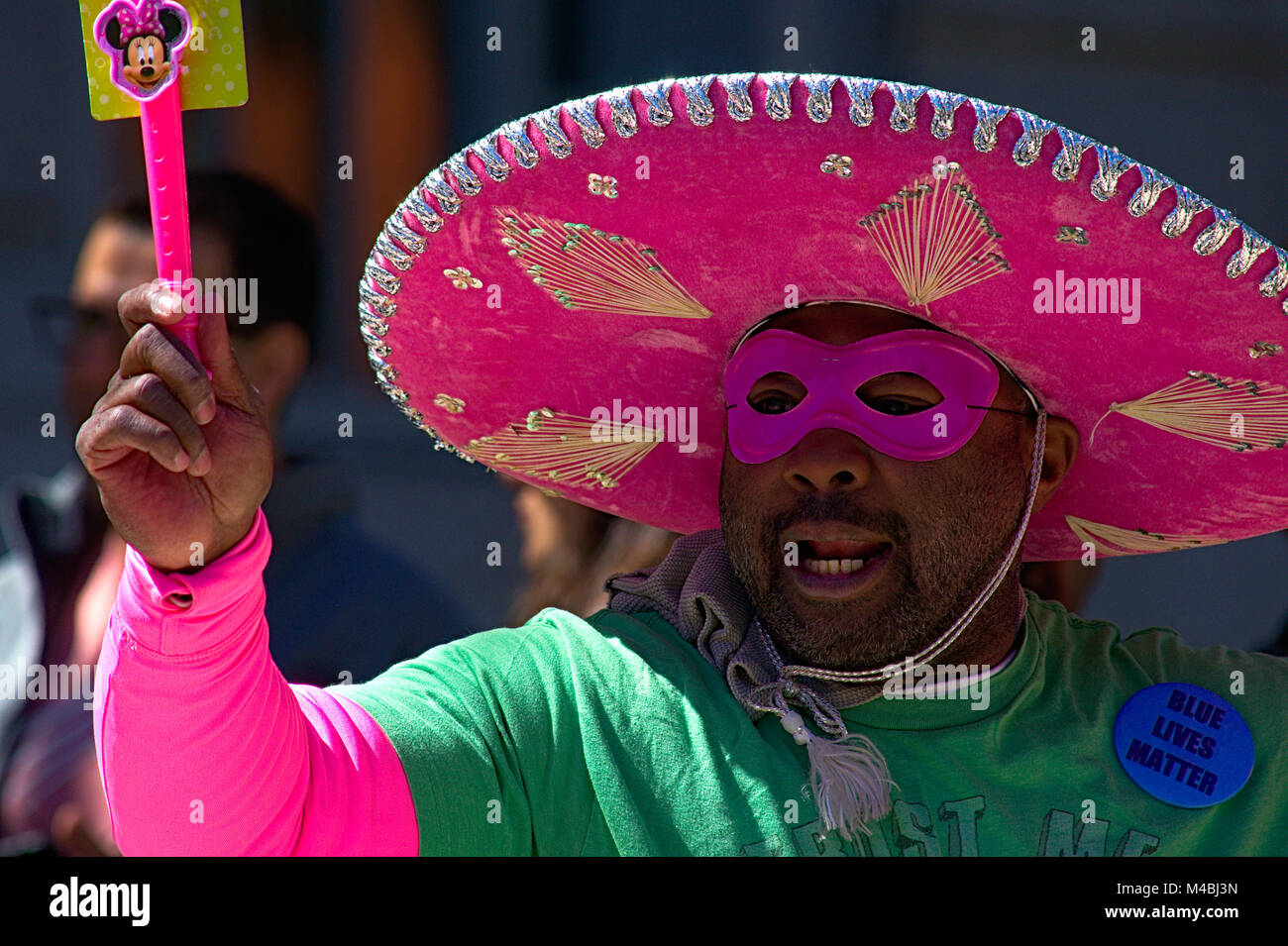 Venditore ambulante di peddling la sua merce durante la parata in Washington DC Foto Stock