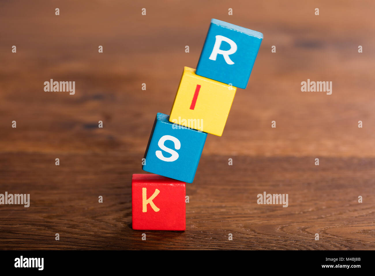 Close-up di parola rischio sulla pila di cubetti di caduta Foto Stock