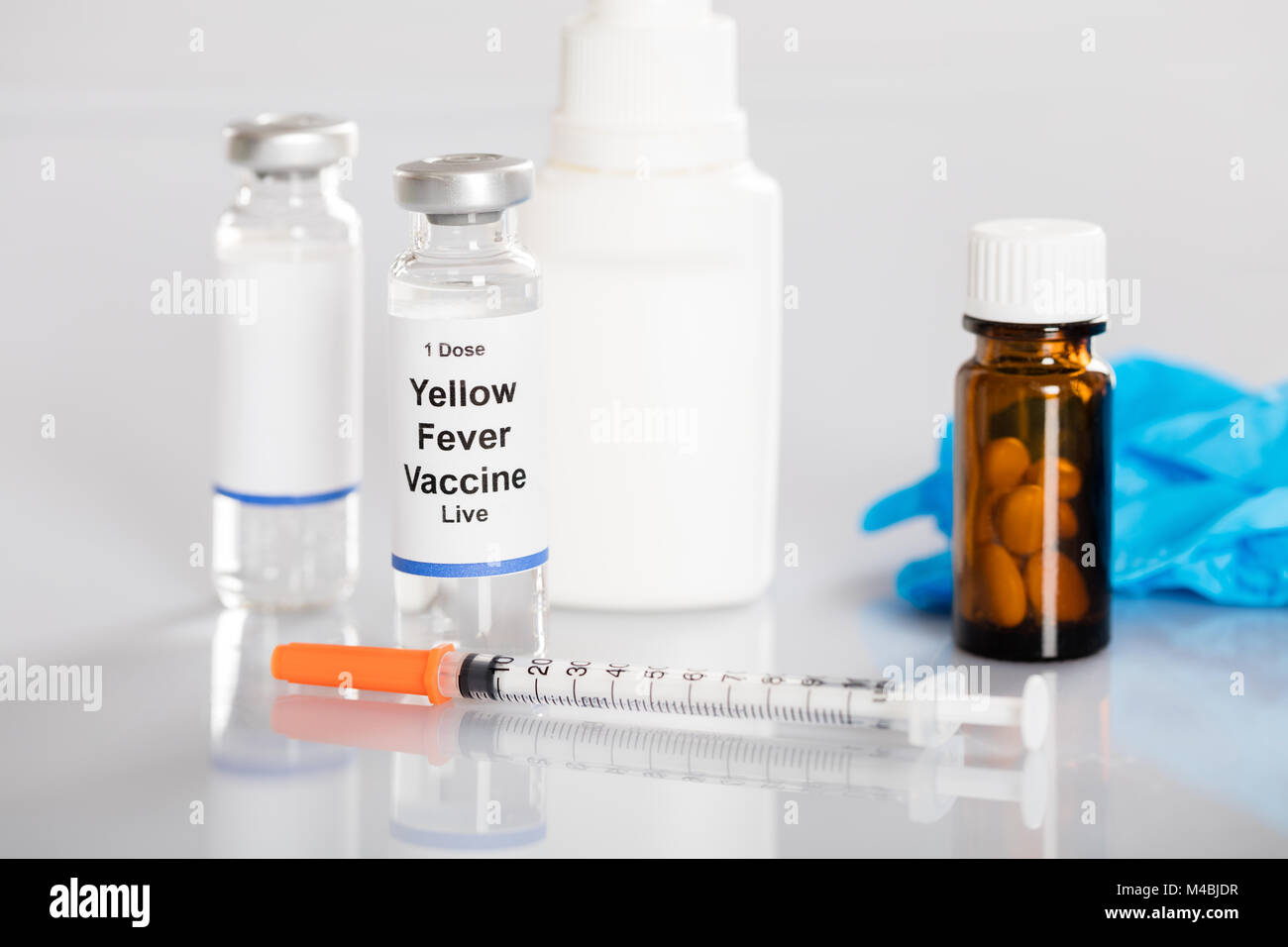 Vaccino per la febbre gialla nella fiala con una siringa e medicinali Foto Stock