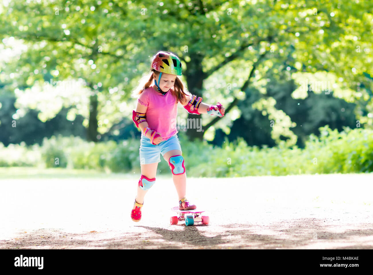 Bambino con skateboard immagini e fotografie stock ad alta