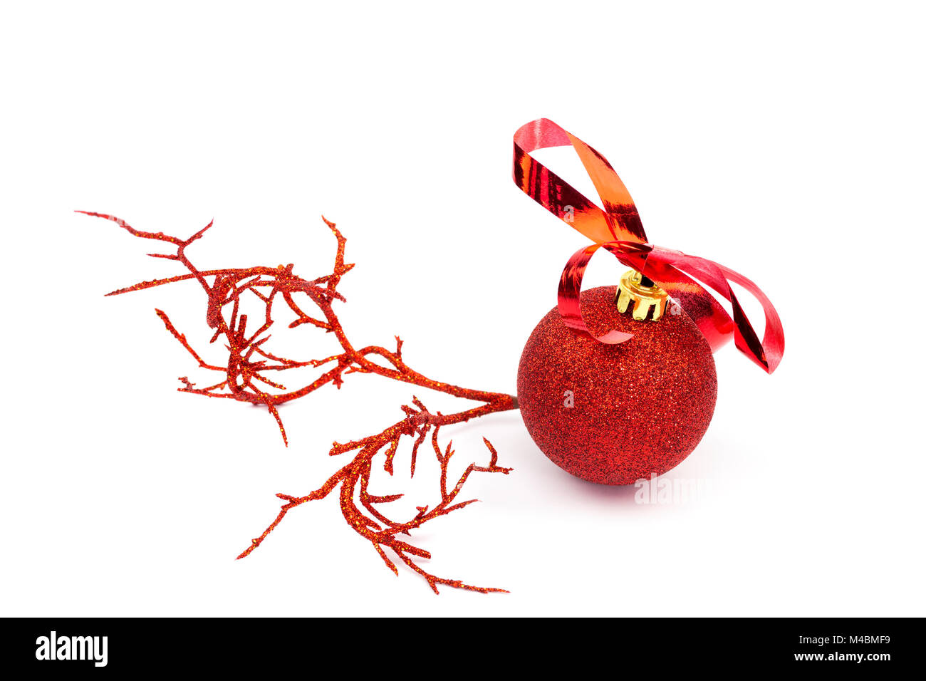 Red palla di Natale con ramoscello su sfondo bianco Foto Stock