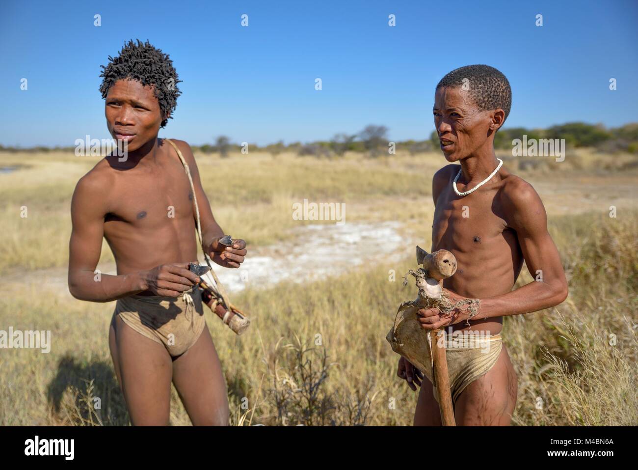 I Boscimani del Ju/' Hoansi-San ad una suoneria tradizionale,village //Xa/oba,vicino Tsumkwe,Otjozondjupa regione,Namibia Foto Stock
