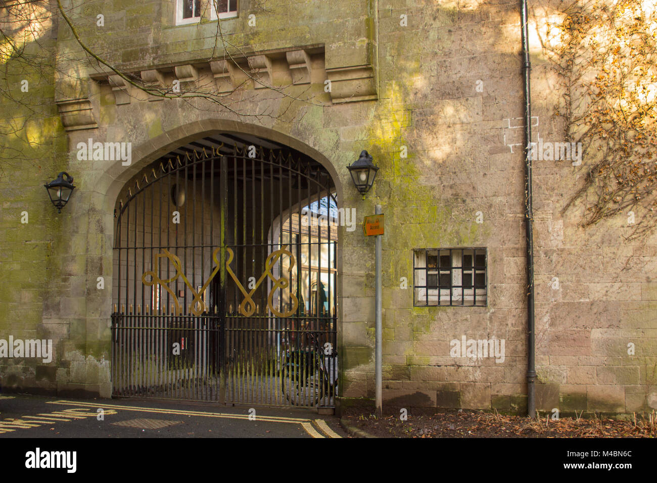Il cortile allegato ad arco al cortile a Bangor Town Hall in Irlanda del Nord ora aperto come un coffee shop ed una storia locale e heri Foto Stock