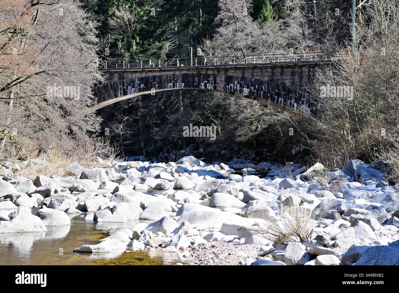 Ponte ferroviario sulla Murg vicino Raumünzach Foresta Nera in Germania Foto Stock