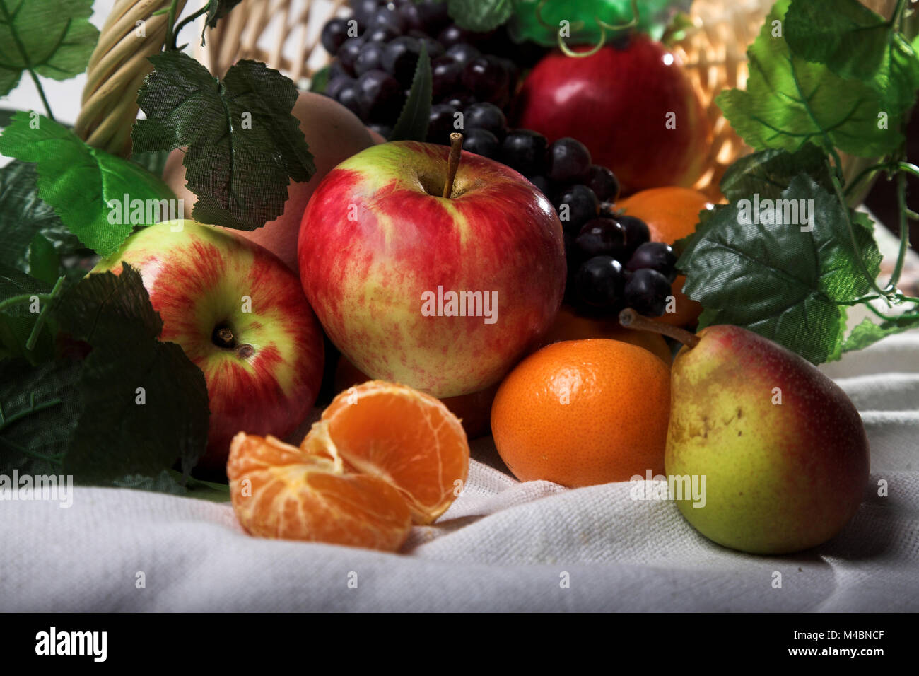 Ancora vita cesto di frutta sul tavolo Foto Stock