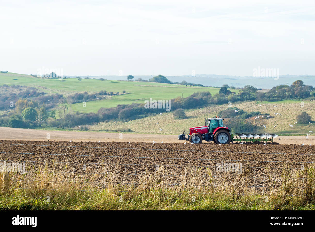 Il trattore di aratura del campo del Sussex. Foto Stock