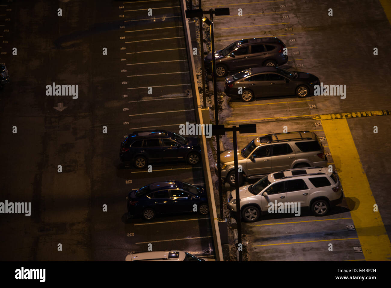 Automobili parcheggiate nel parcheggio di notte Foto Stock