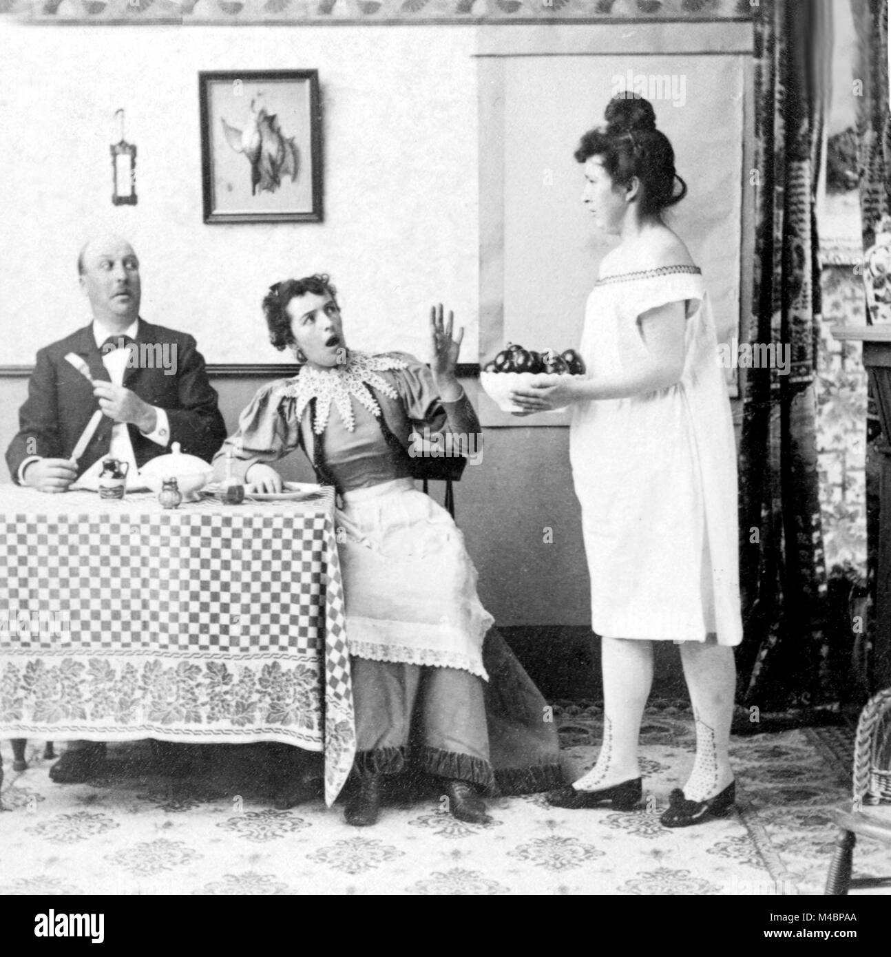 Maid in nightgown,indignato giovane,1910s,posizione esatta sconosciuto,Germania Foto Stock