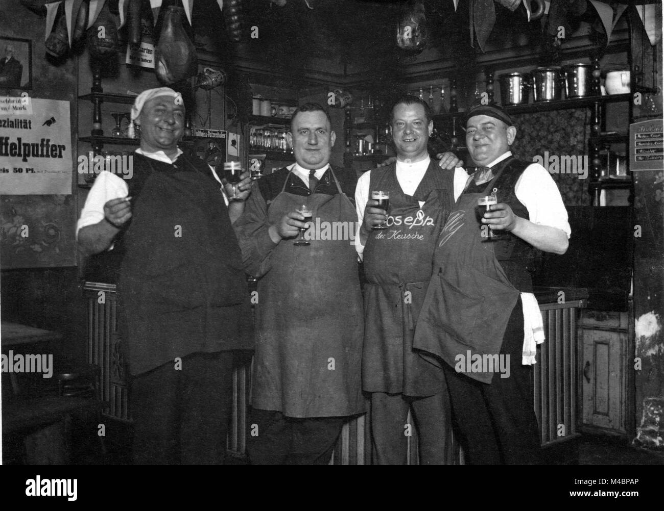 Quattro uomini bere birra in un pub,1920s,esatto luogo sconosciuto,Germania Foto Stock