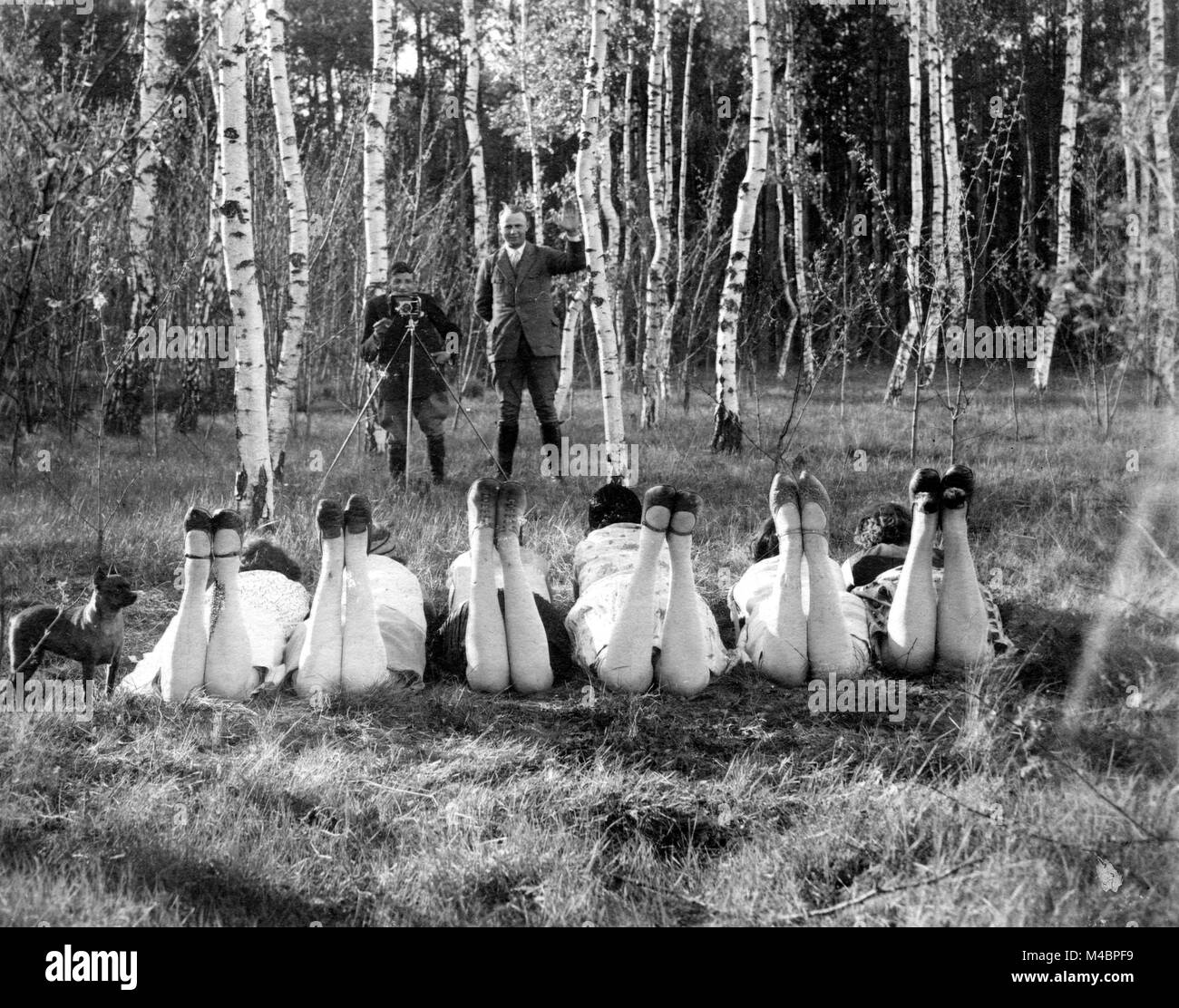 L uomo è fotografare sei donne in una foresta di faggio,1920s,esatto luogo sconosciuto,Germania Foto Stock