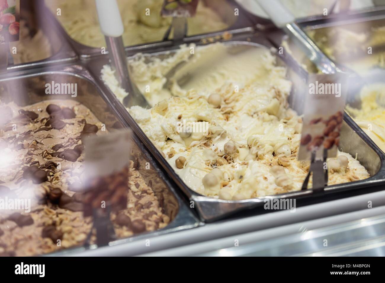 Varietà di squisiti gelati sotto la finestra commerciale Foto Stock