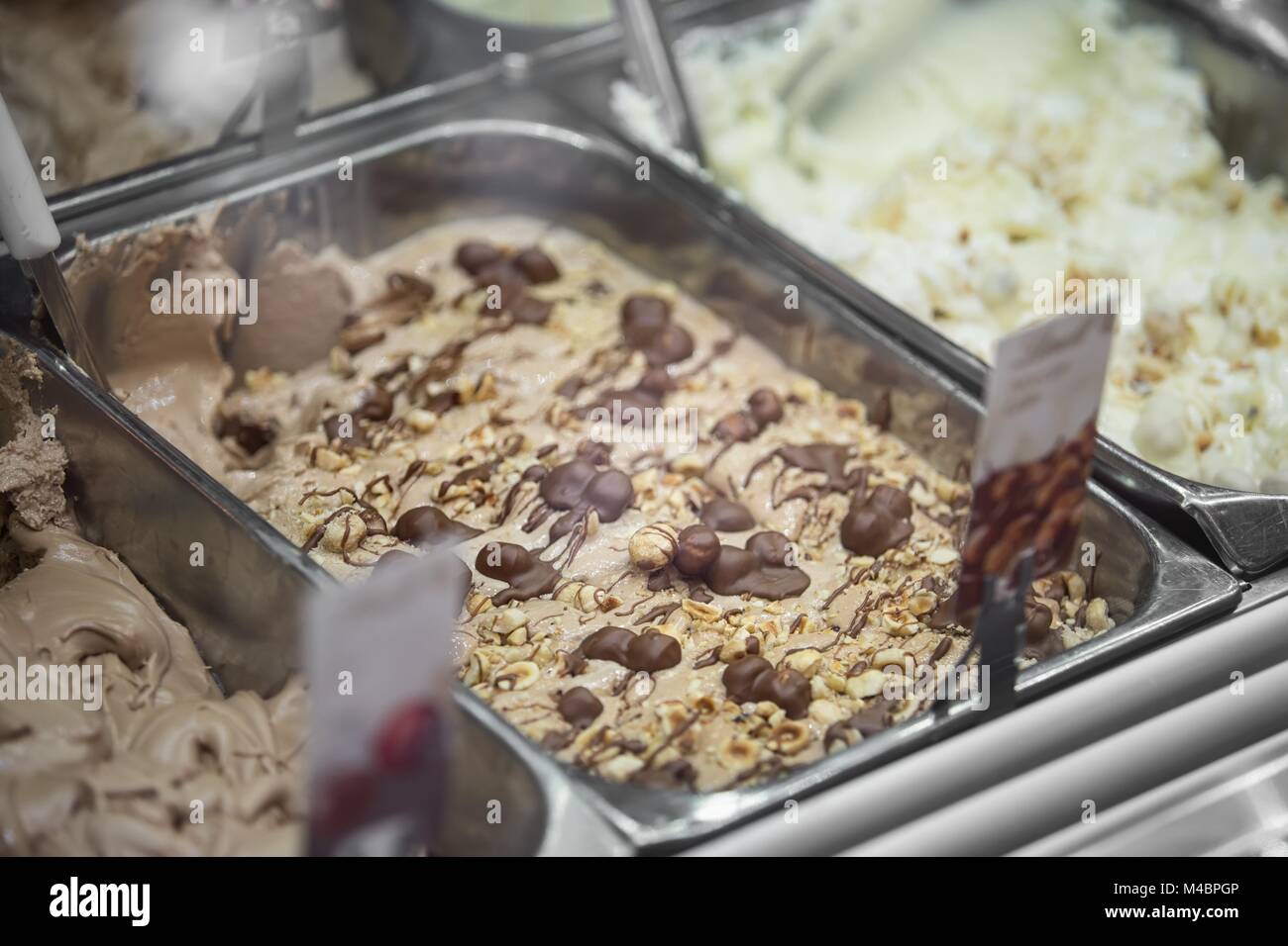 Varietà di squisiti gelati sotto la finestra commerciale Foto Stock