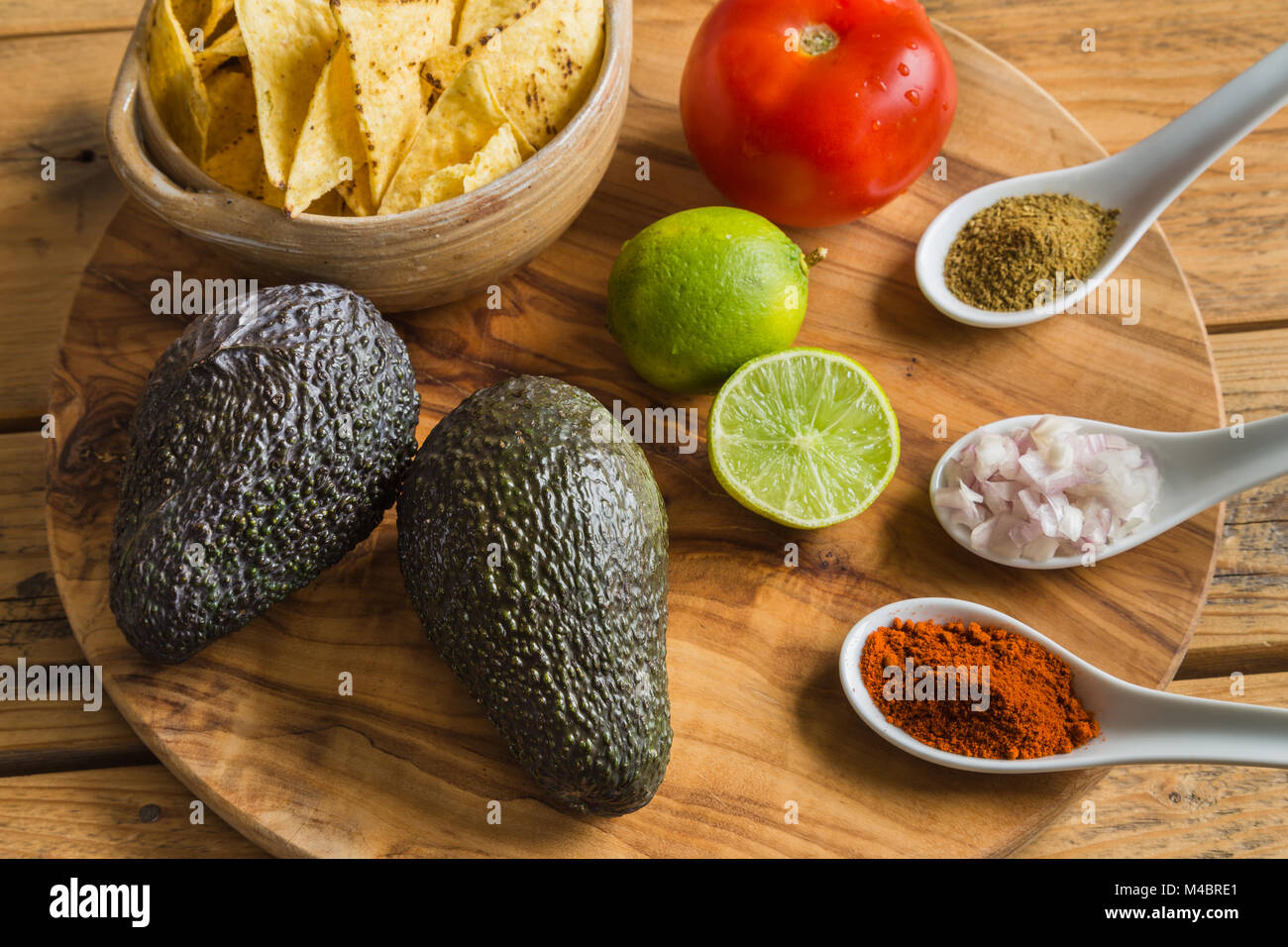 Ingredienti per il guacamole dip con calce avocado pomodoro e spezie Foto Stock