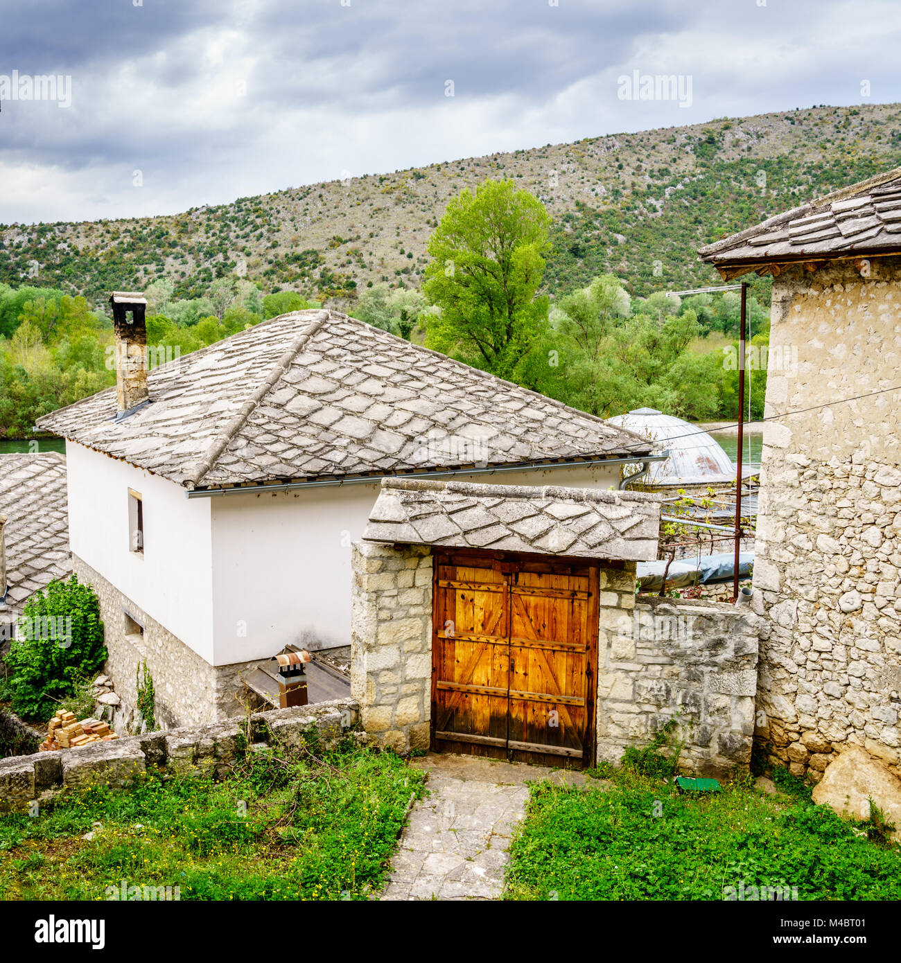 Vista del cortile in un vecchio villaggio bosniaco Foto Stock