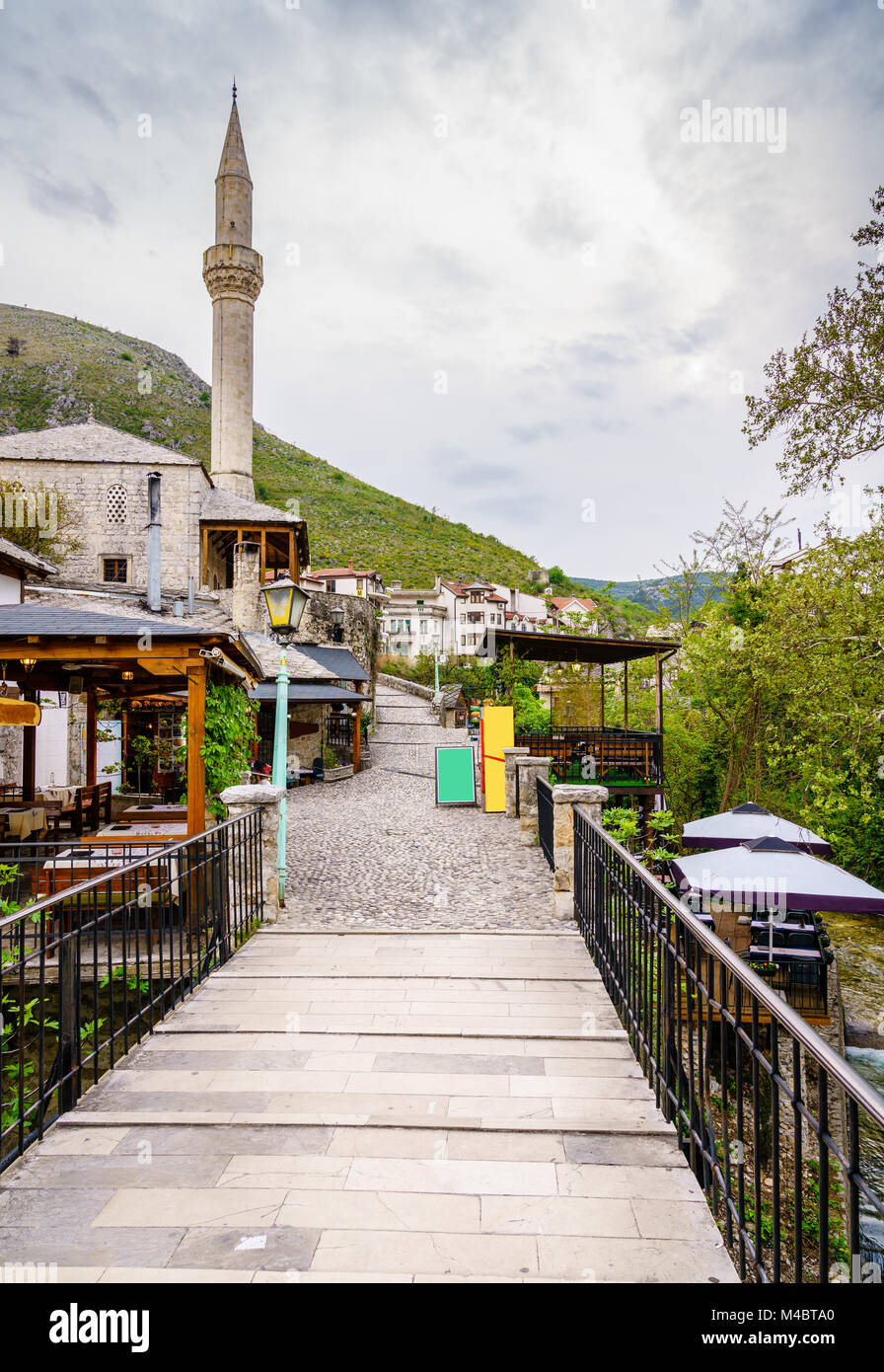 Vecchia strada di ciottoli nella città di Mostar, Bosnia Erzegovina Foto Stock