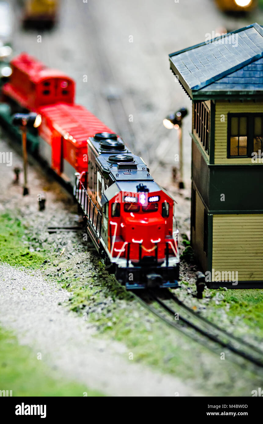 Giocattolo in miniatura modello di treno locomotive sul display Foto Stock