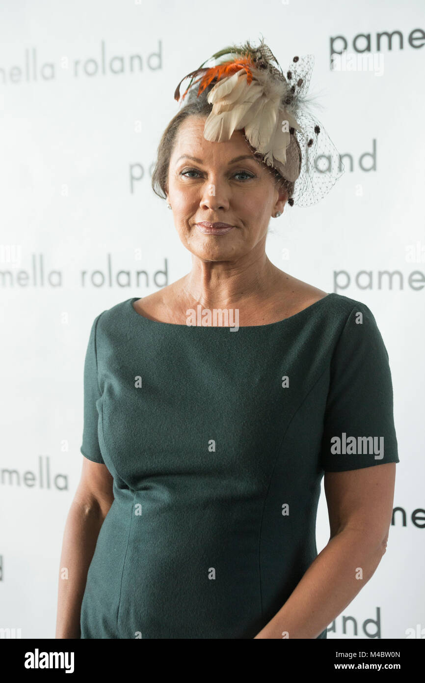 New York, NY - Febbraio 8, 2018: Vanessa Williams assiste backstage per Pamela Roland Autunno/Inverno 2018 insieme alla Settimana della Moda di New York al Molo 59 Foto Stock