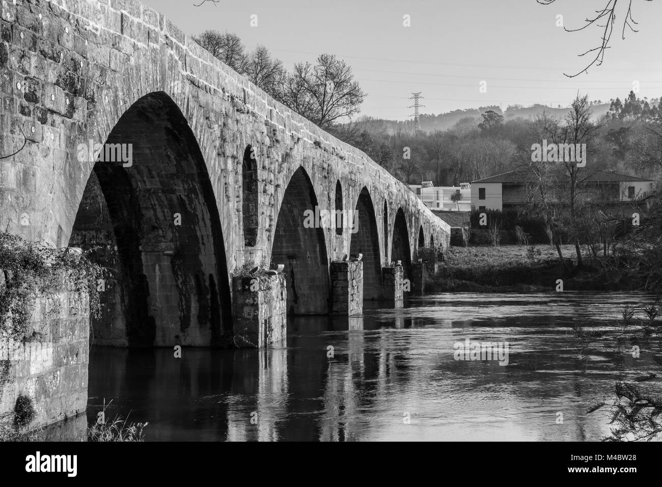 Fotografia in bianco e nero di un vecchio ponte romano. Foto Stock