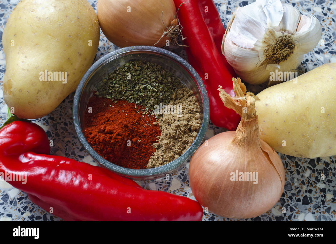 Ingredienti per vegano spezzatino di patate Foto Stock