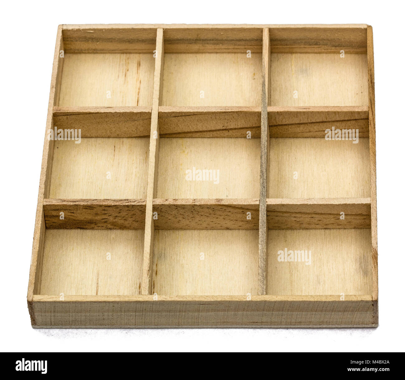 Scatola in legno per oggetti di piccole dimensioni, isolato su sfondo bianco Foto Stock