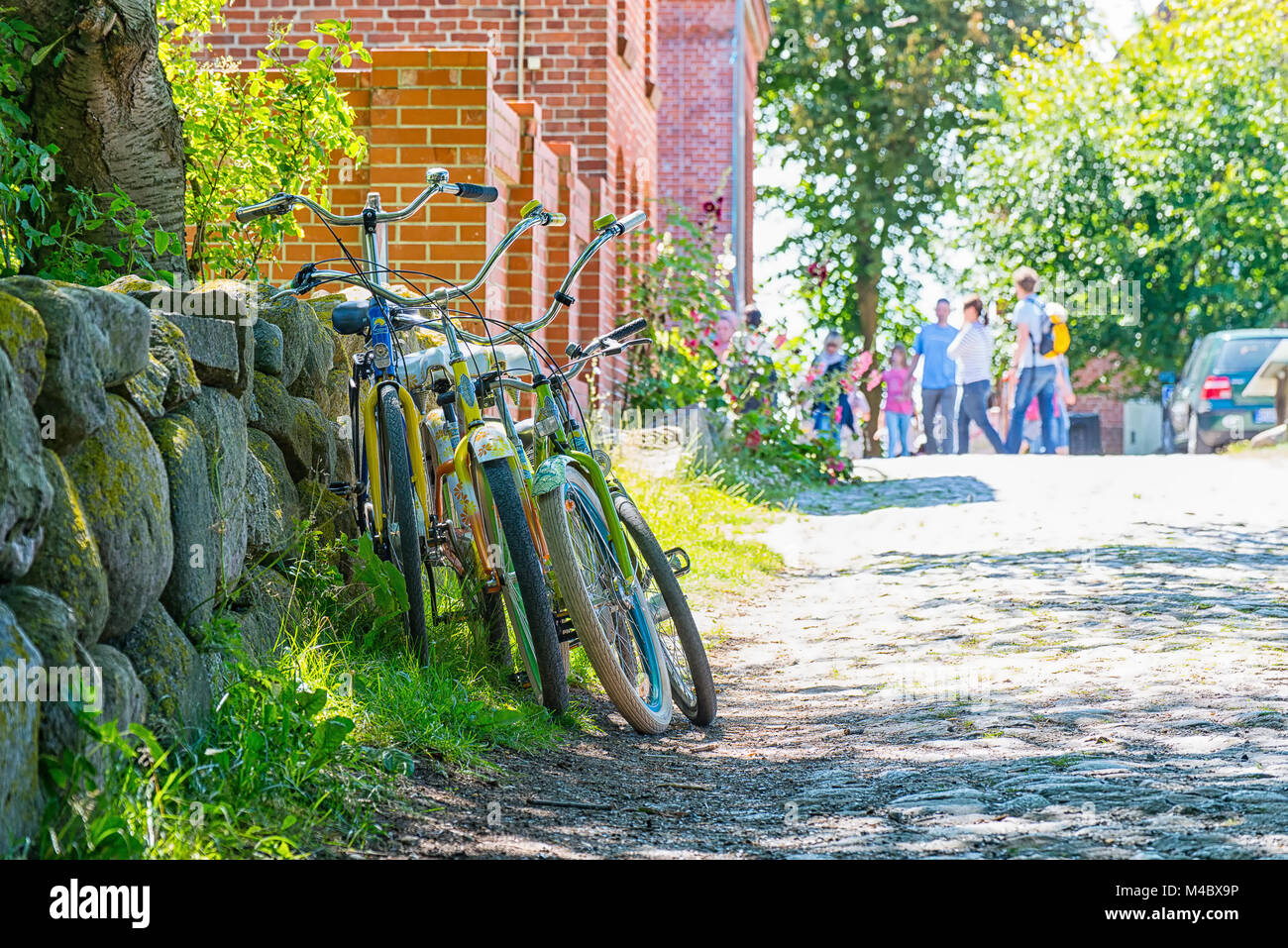 Biciclette appoggiarsi contro la parete Foto Stock