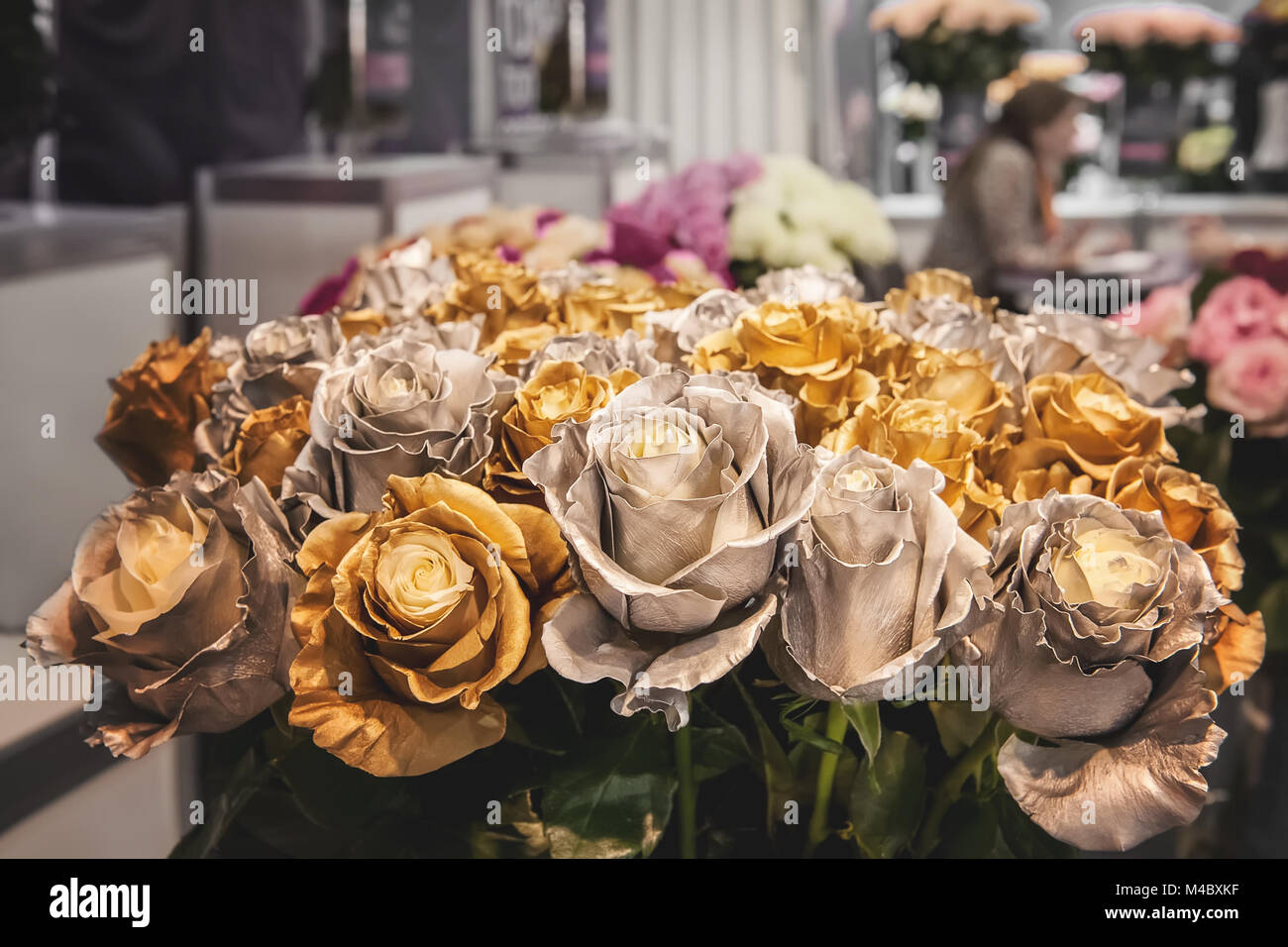 Bouquet di rose di colore metallico. Chameleon fiori con oro e argento petali sui bordi. Mercato dei Fiori. Foto Stock