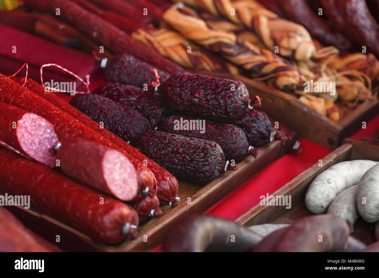 Vendita di salsicce fatte in casa, salumi e altri prodotti a base di carne Foto Stock