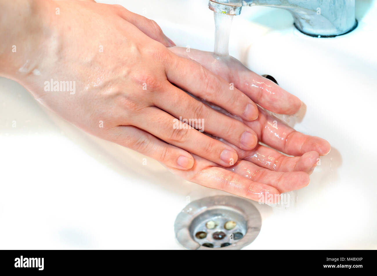 Il lavaggio delle mani con sapone in acqua corrente Foto Stock