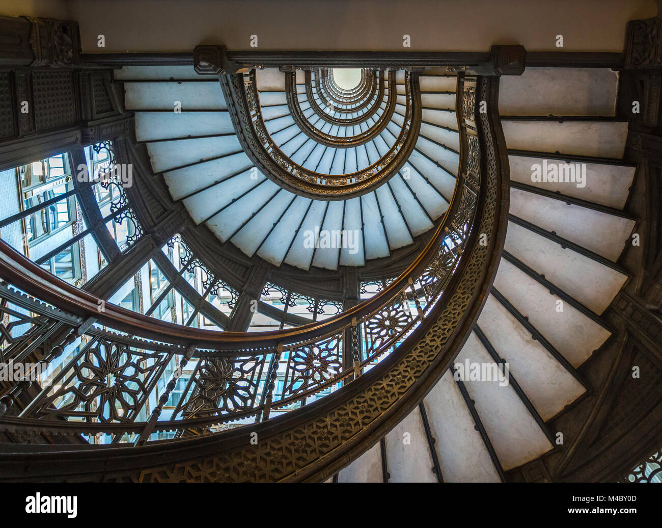 Guardando la scala progettata da Frank Lloyd Wright all'interno del Rookery Building di Chicago. Foto Stock