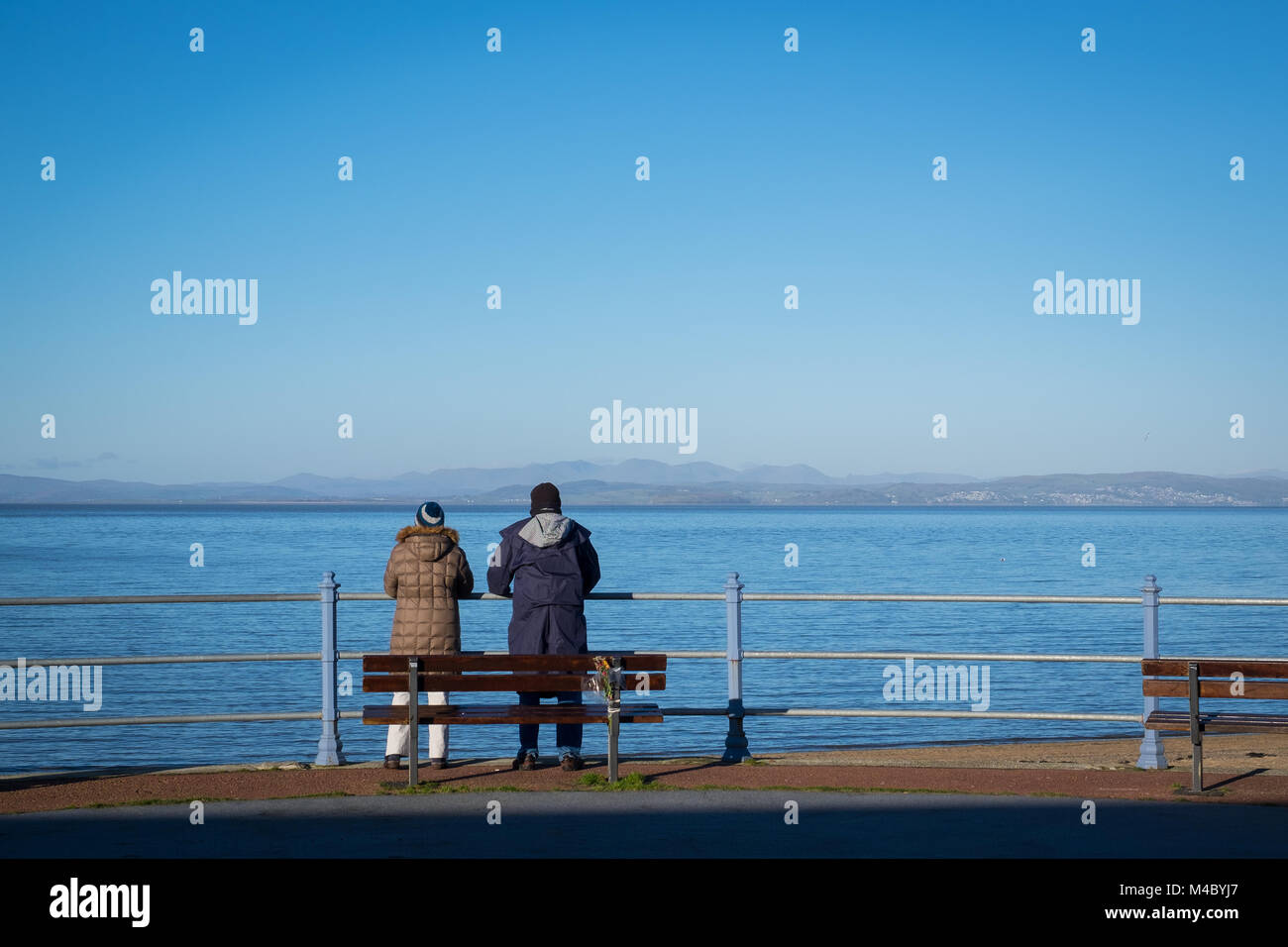 Giovane tenendo nella vista, Morecambe Bay, Lancashire Foto Stock