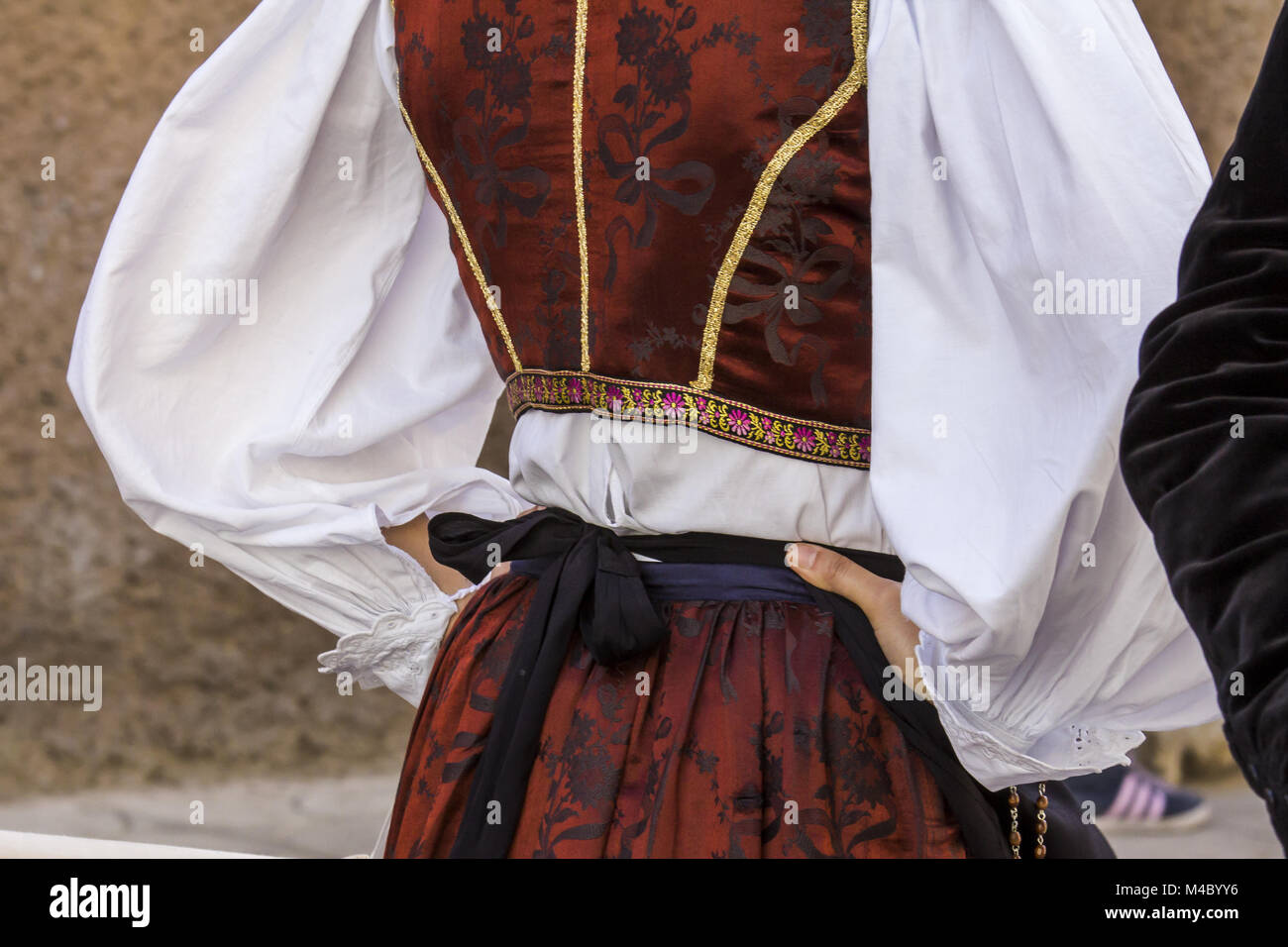 abbigliamento-tradizionale-sardo-immagini-e-fotografie-stock-ad-alta