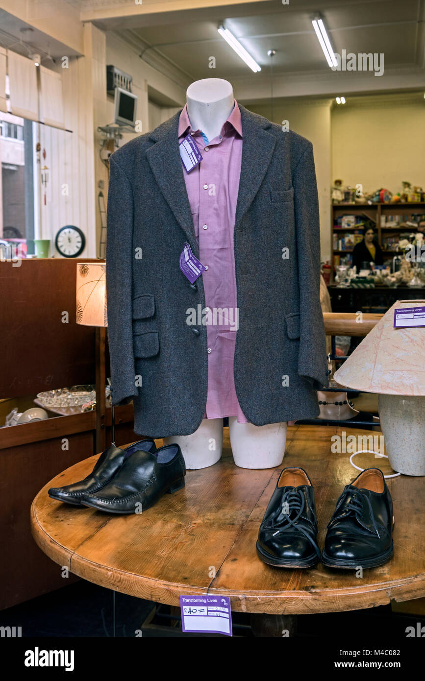 Abiti usati sul display in un negozio di carità a Edimburgo, Scozia. Foto Stock