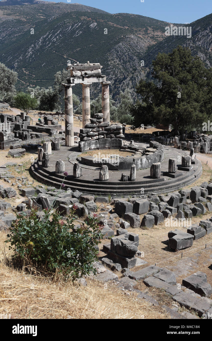 Delphi: l'Omphalos - "l'Ombelico della terra', Grecia Foto Stock