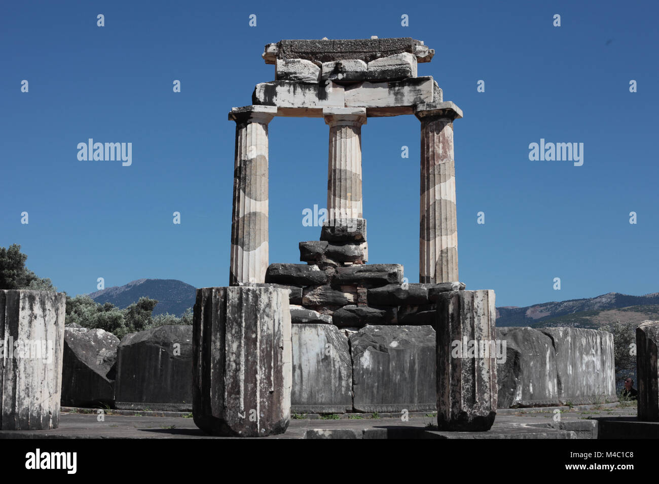 Delphi: l'Omphalos - "l'Ombelico della terra', Grecia Foto Stock