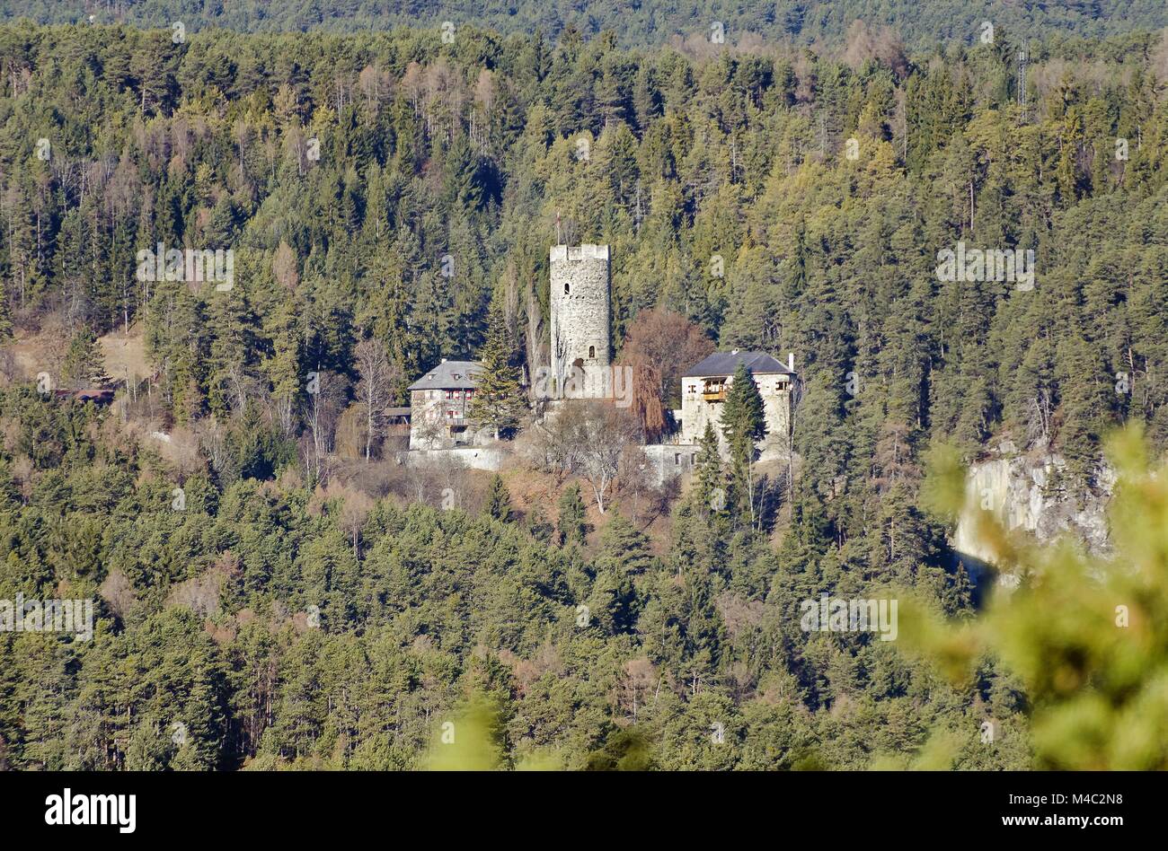 Castello Klamm nella zona forestale di Obsteig Foto Stock