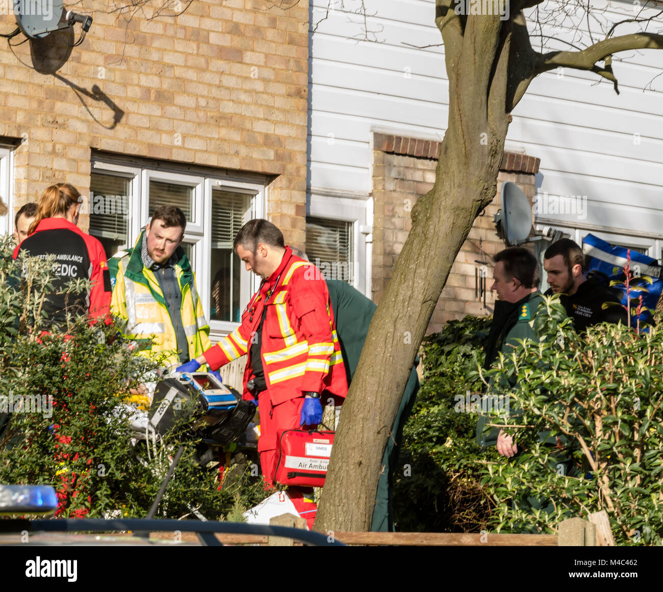 Il 15 febbraio 2018 una polizia/emergenza medica ha avuto luogo a Mayfield Gardens, Brentwood Essex a circa 14.30. Due auto della polizia, ambulanza tre veicoli e la Essex Air Ambulance erano in frequenza di un presunto tentativo di suicidio da una femmina di scuola studente Credito: Ian Davidson/Alamy Live News Foto Stock