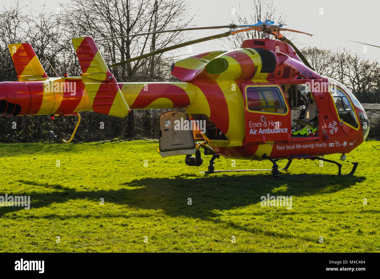 Il 15 febbraio 2018 una polizia/emergenza medica ha avuto luogo a Mayfield Gardens, Brentwood Essex a circa 14.30. Due auto della polizia, ambulanza tre veicoli e la Essex Air Ambulance erano in frequenza di un presunto tentativo di suicidio da una femmina di studente della scuola è raffigurato Essex Air Ambulance Credito: Ian Davidson/Alamy Live News Foto Stock