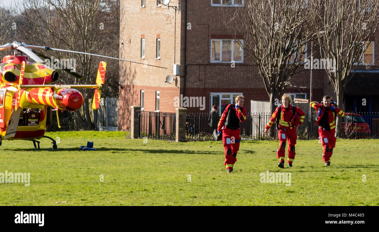 Il 15 febbraio 2018 una polizia/emergenza medica ha avuto luogo a Mayfield Gardens, Brentwood Essex a circa 14.30. Due auto della polizia, ambulanza tre veicoli e la Essex Air Ambulance erano in frequenza di un presunto tentativo di suicidio da una femmina di studente della scuola nella foto, Essex Air Ambulance paramedici arrivano Credito: Ian Davidson/Alamy Live News Foto Stock