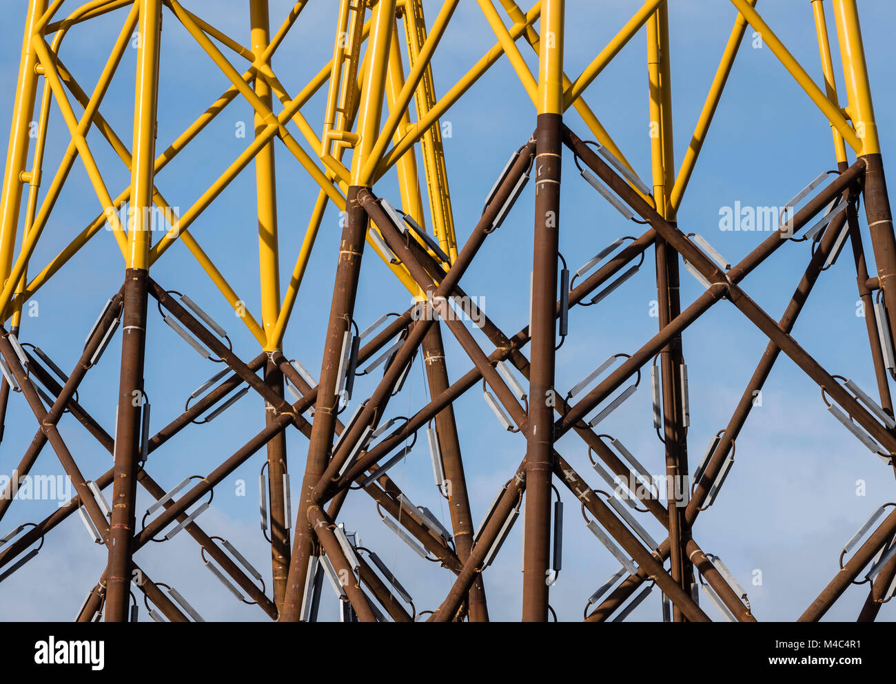 Leith, Scotland, Regno Unito. Il 15 febbraio, 2018. Grandi sub-piattaforme marine attendono la consegna a Beatrice del parco eolico offshore nel Mare del Nord. Essi sono stati fabbricati mediante Bifab, Burntisland Fabrications Ltd da Fife . La società ha annunciato grandi tagli di posti di lavoro questa settimana a causa di una mancanza di ordini. Credito: Iain Masterton/Alamy Live News Foto Stock