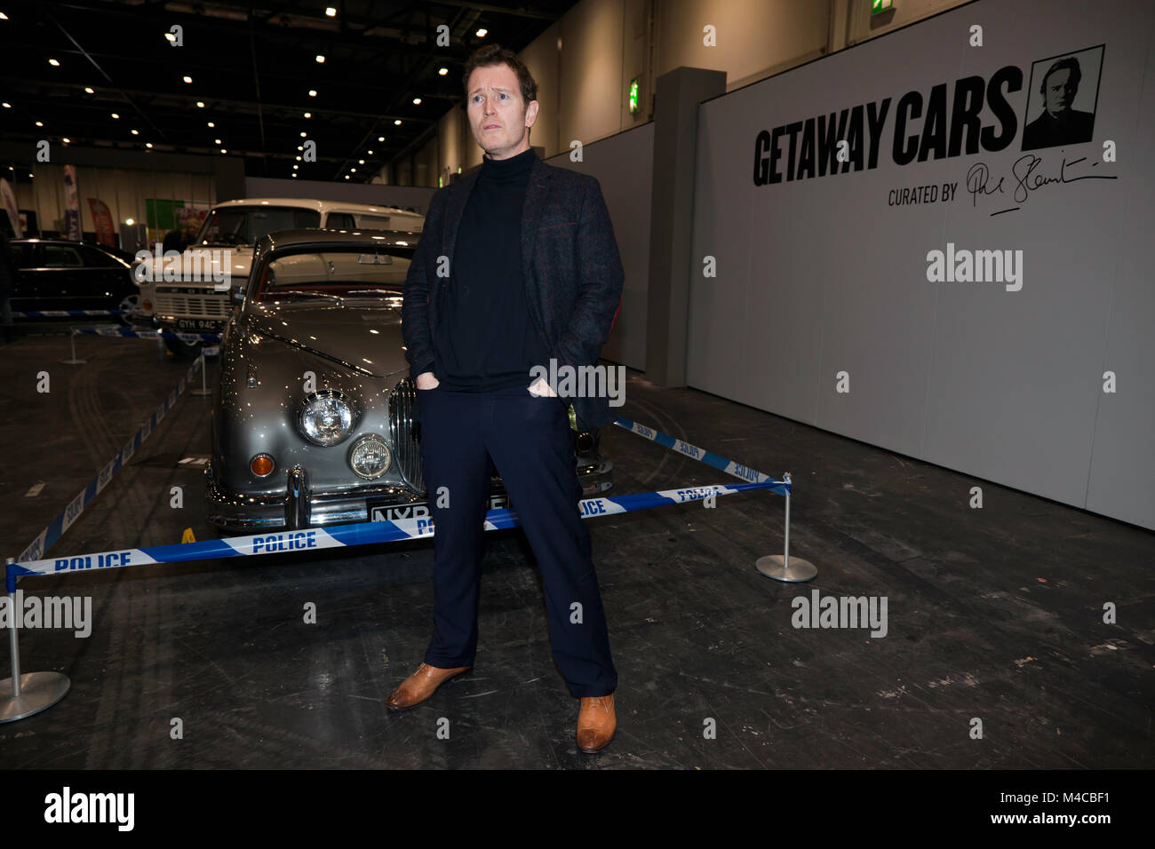 . Nick Moran da bloccare, Stock e due botti di fumare pone in una Jaguar MkII 3.4, sul scappare auto Visualizzare al 2018 London Classic Car Show Foto Stock