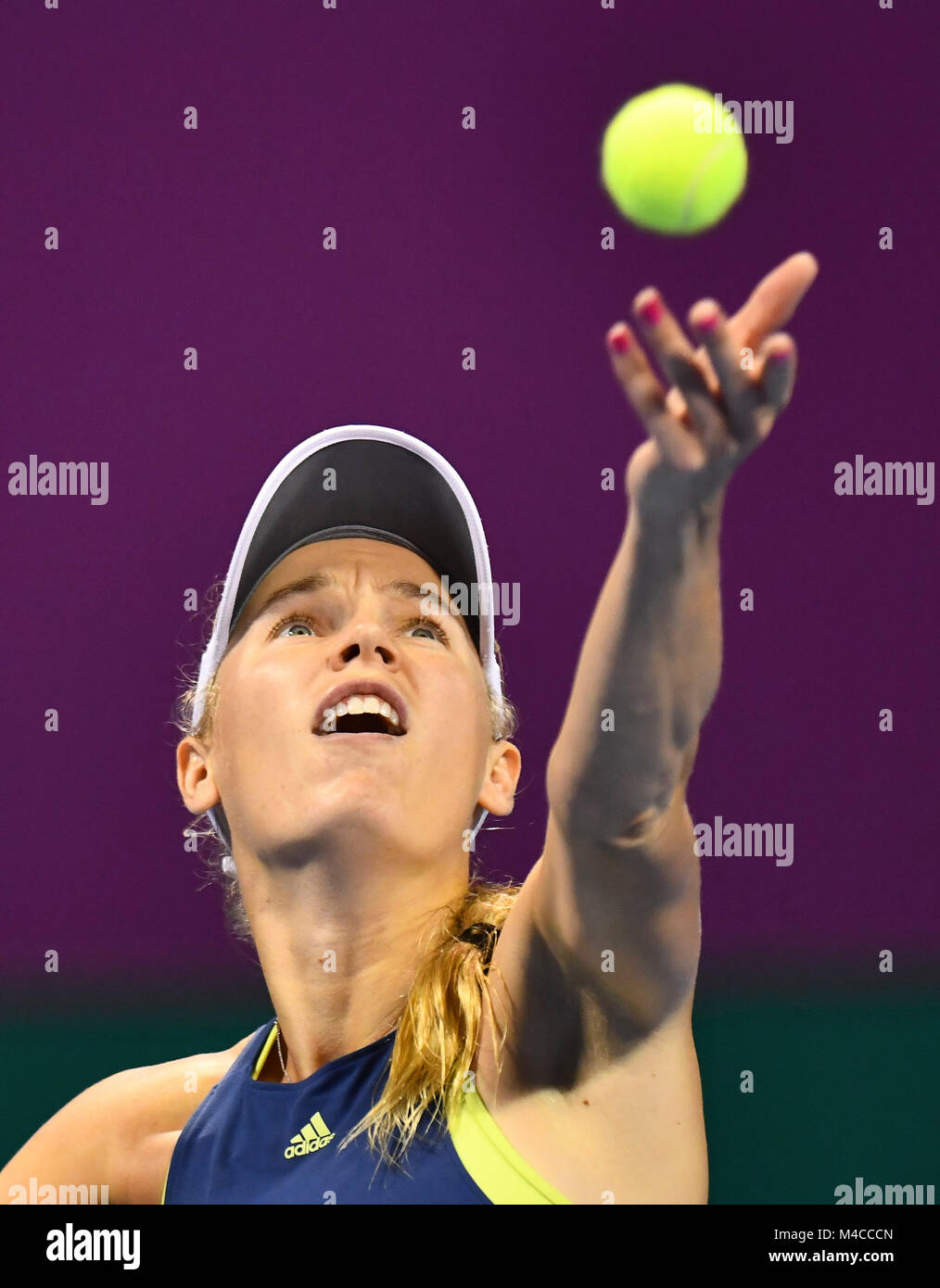 Doha in Qatar. 15 Feb, 2018. Caroline Wozniaki della Danimarca serve durante la singola del terzo round match contro Monica Niculescu della Romania al 2018 WTA Qatar aprire a Doha, in Qatar, nel febbraio 15, 2018. Caroline Wozniaki ha vinto 2-0. Credito: Nikku/Xinhua/Alamy Live News Foto Stock