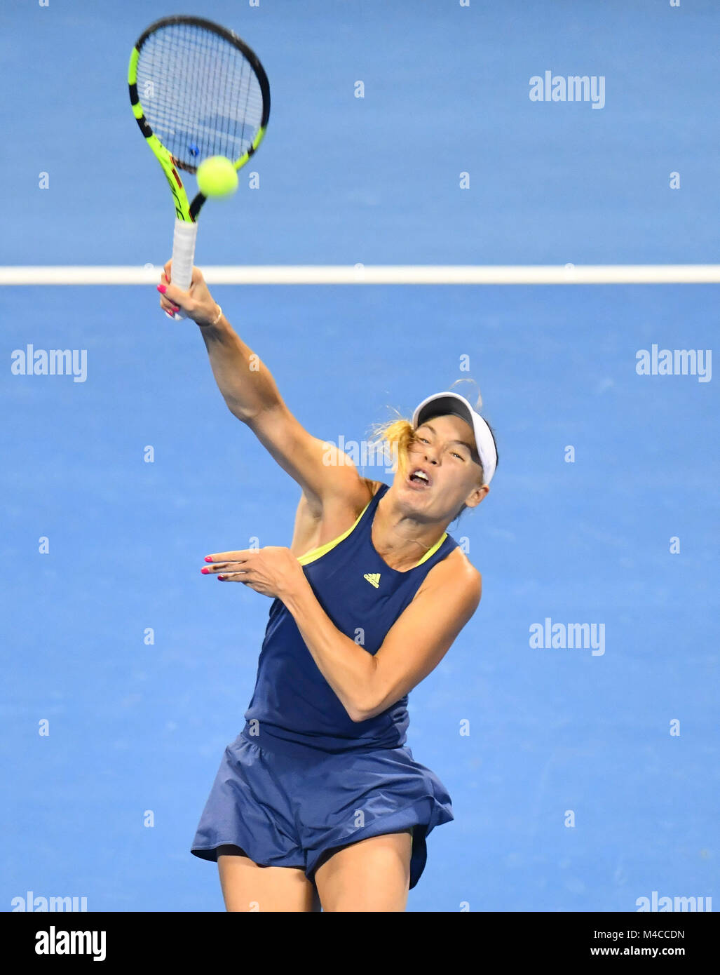 Doha in Qatar. 15 Feb, 2018. Caroline Wozniaki della Danimarca serve durante la singola del terzo round match contro Monica Niculescu della Romania al 2018 WTA Qatar aprire a Doha, in Qatar, nel febbraio 15, 2018. Caroline Wozniaki ha vinto 2-0. Credito: Nikku/Xinhua/Alamy Live News Foto Stock